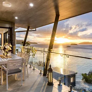 hidden-cove-on-hamilton-island.queenslandhotels.net/